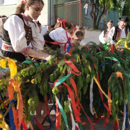 Stavanie mája: Slovenská tradícia a symbol lásky, ktorý spája generácie